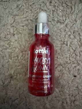 Lottie London Harley Quinn Crimson Craze Hydrating Primer - Crimson Red